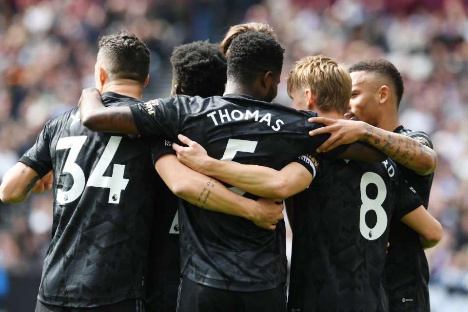 虎扑篮球-阿森纳集结日手感冰凉；志在德国杯名次提升；悬念犹存；阵容厚度经受考验的简单介绍