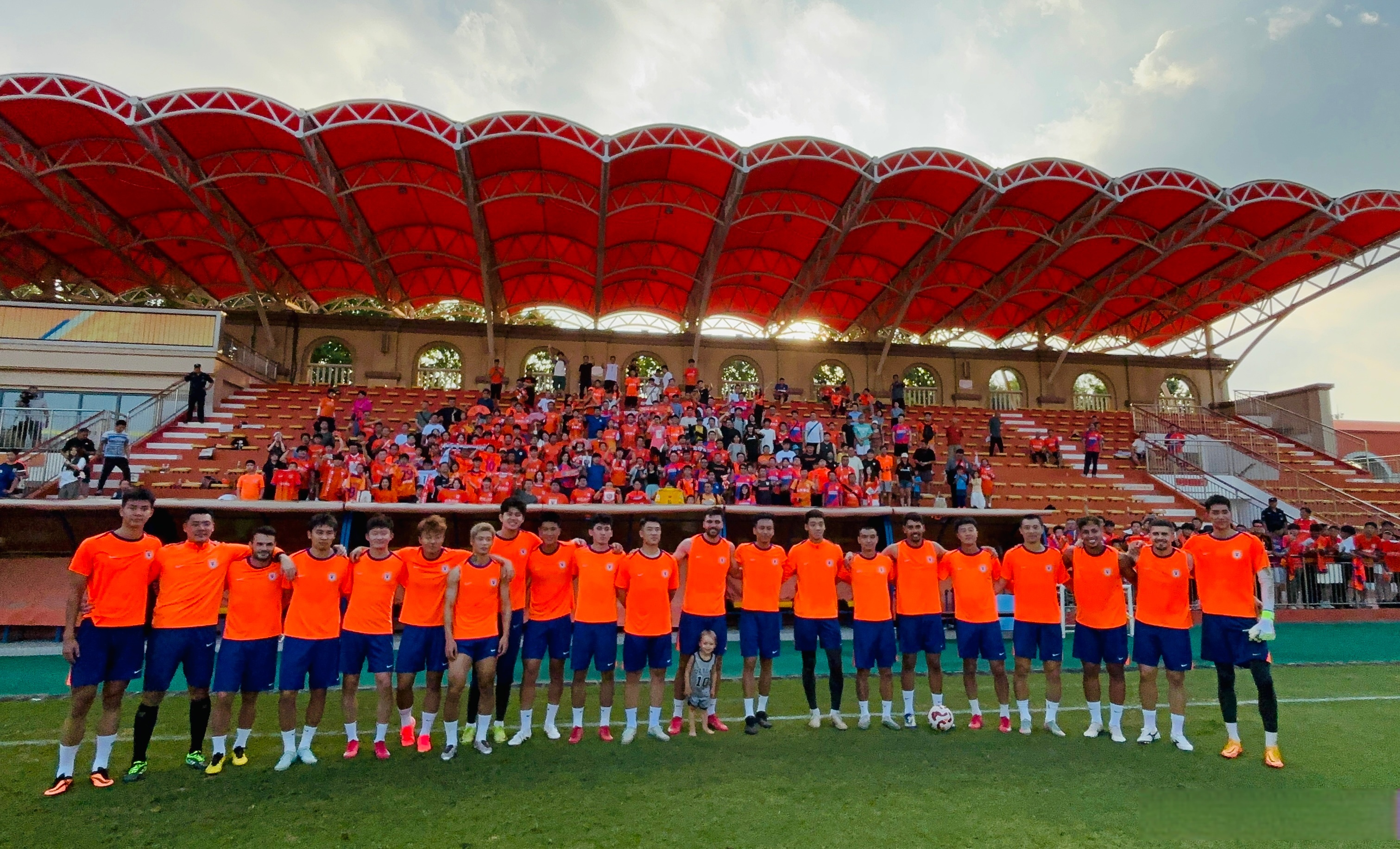 集结日山东泰山备战意大利杯；手感冰凉细节曝光；管理层满意；球队文化再被提及的简单介绍