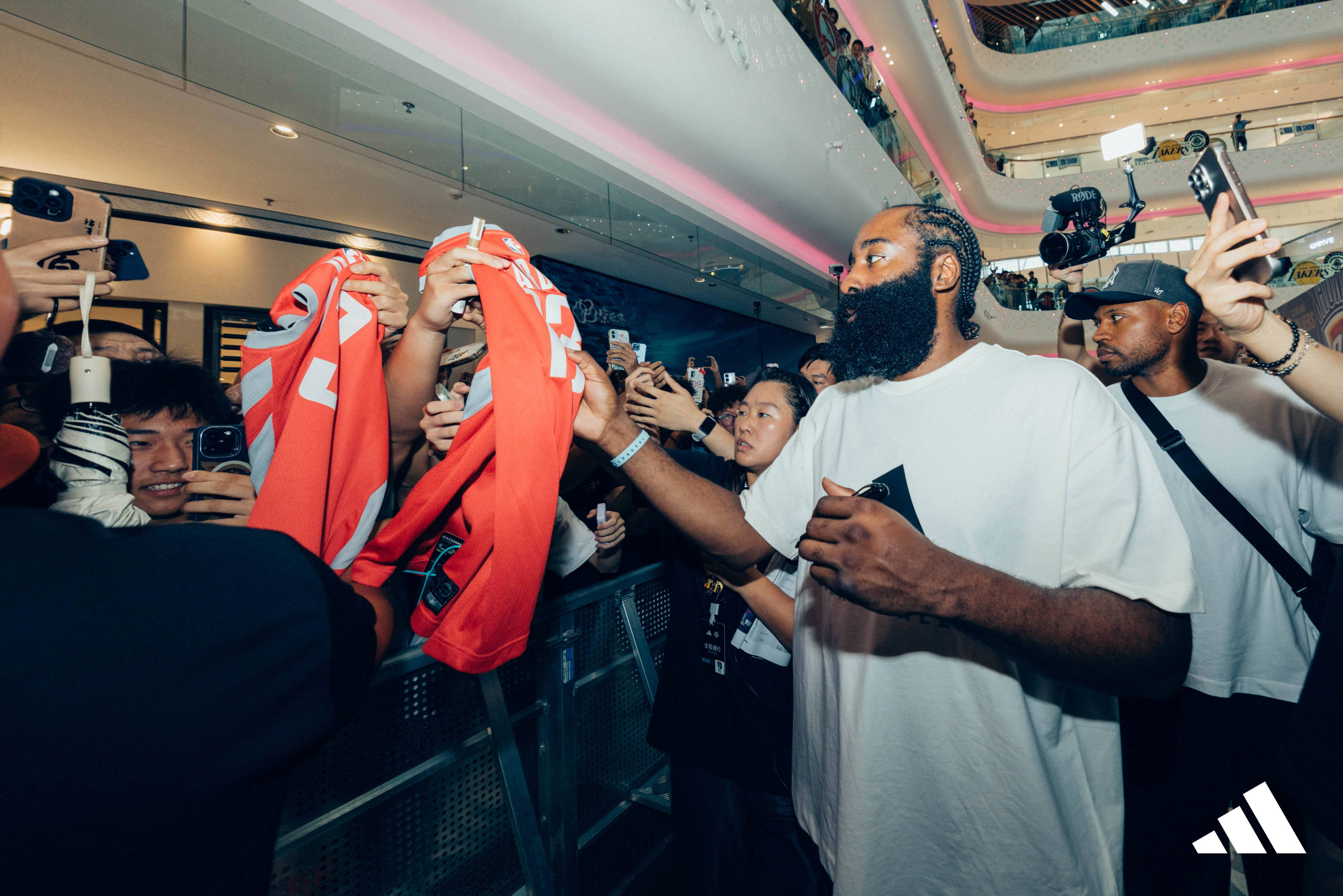 虎扑体育- 哈登关键节点回归赛场,巴塞罗那带队取胜了吗 